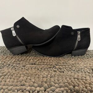 Daisy Fuentes Suede Black Ankle Booties with Zipper Detail